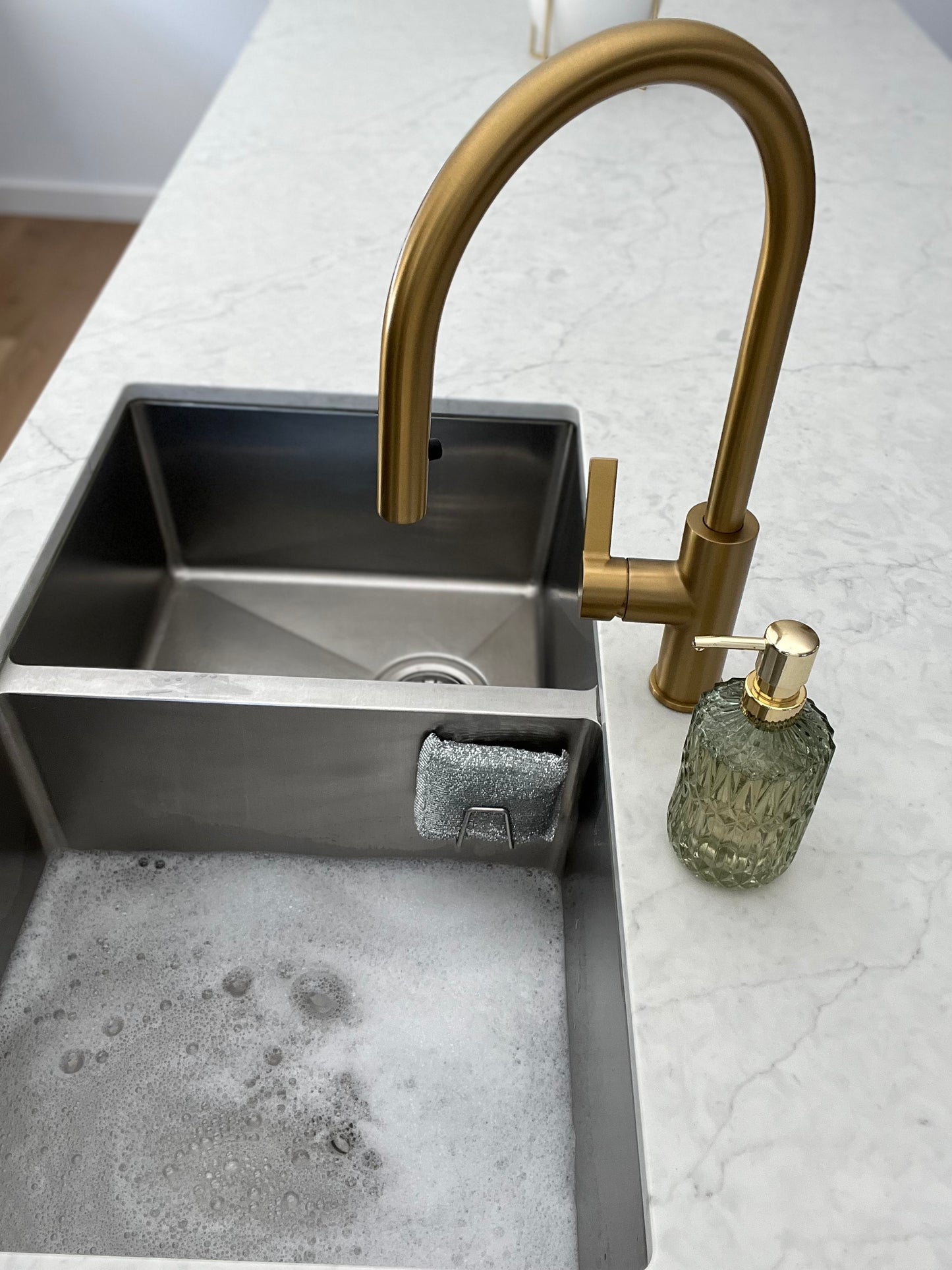 Stainless steel sponge holder